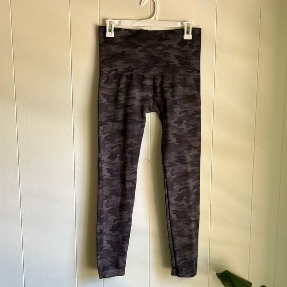 Spanx Look At Me Now High Waisted Seamless Black Camo Leggings Plus Sz 1… - Picture 6 of 11